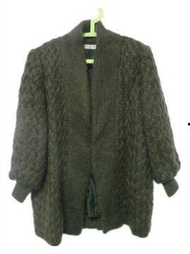 穿红绿色毛衣的网红男生,潮流穿搭新宠，吸睛无数！”